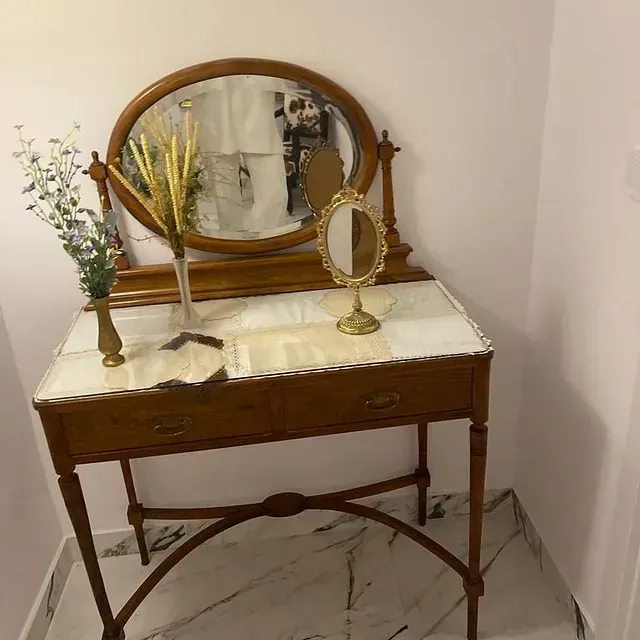 Un tocador con un espejo y flores.