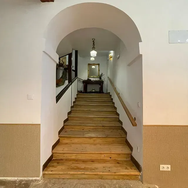 Un conjunto de escaleras de madera que conducen al segundo piso.