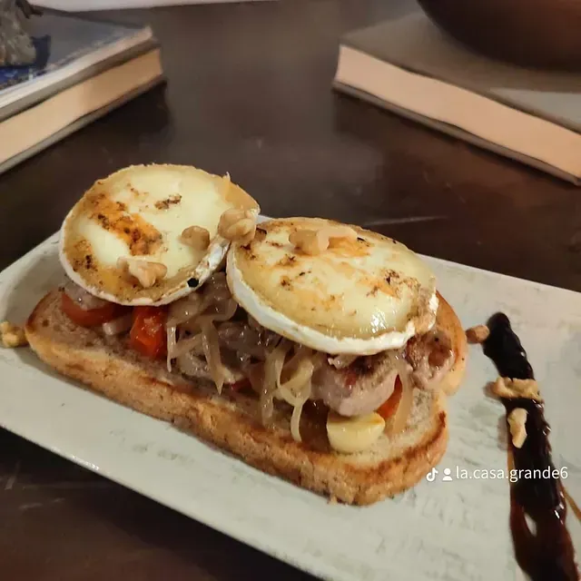 Un primer plano de un sándwich en un plato blanco.