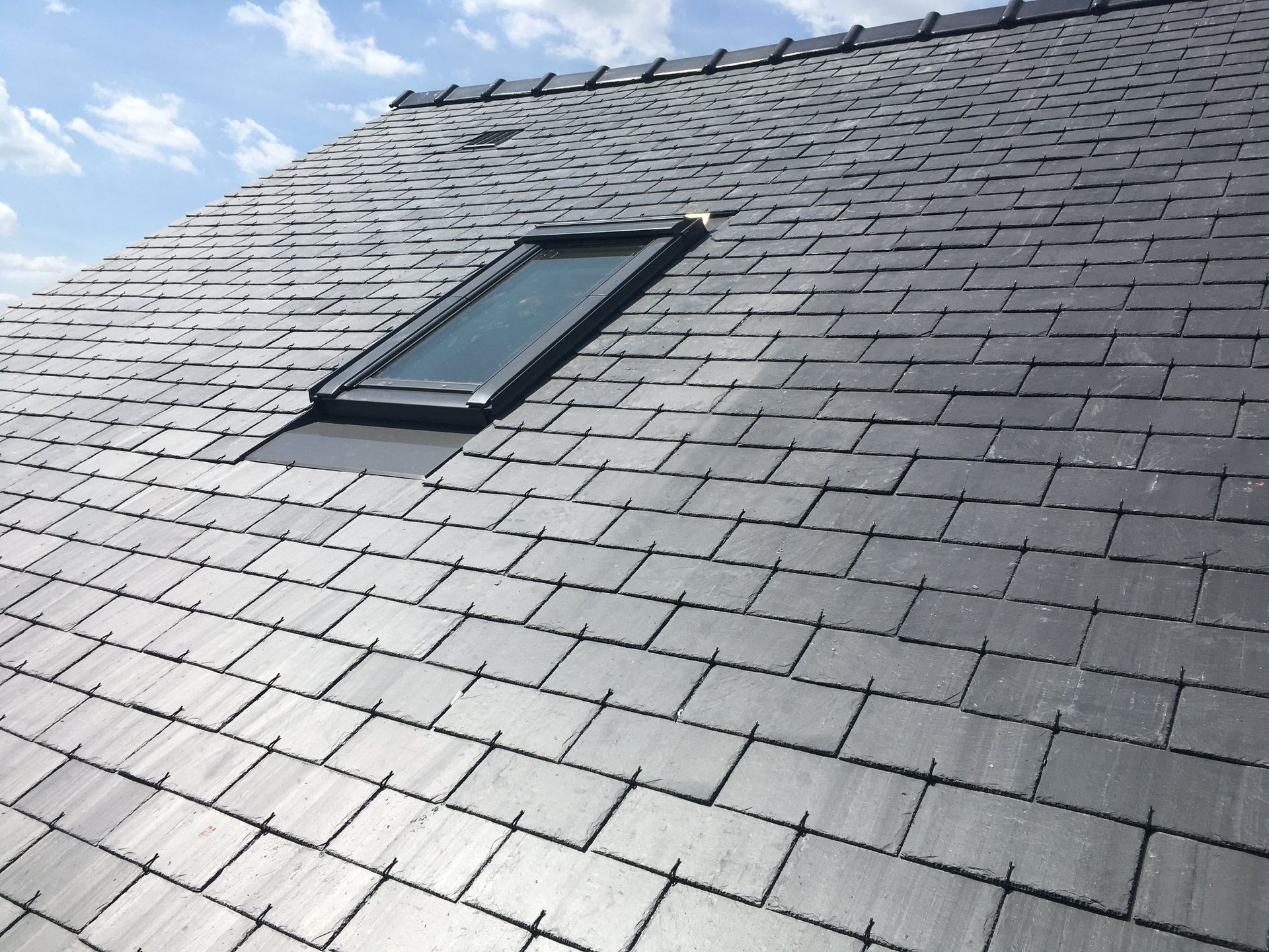 Velux sur un toit en ardoise