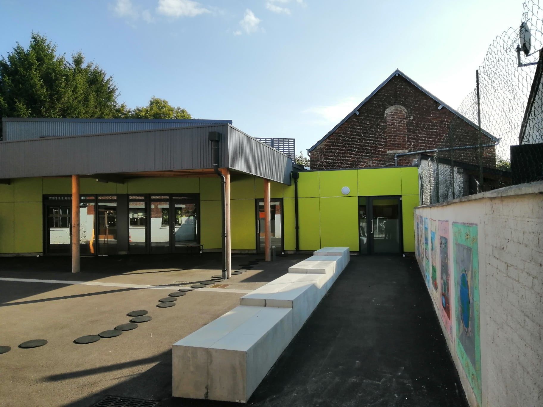 Bâtiment au bardage vert