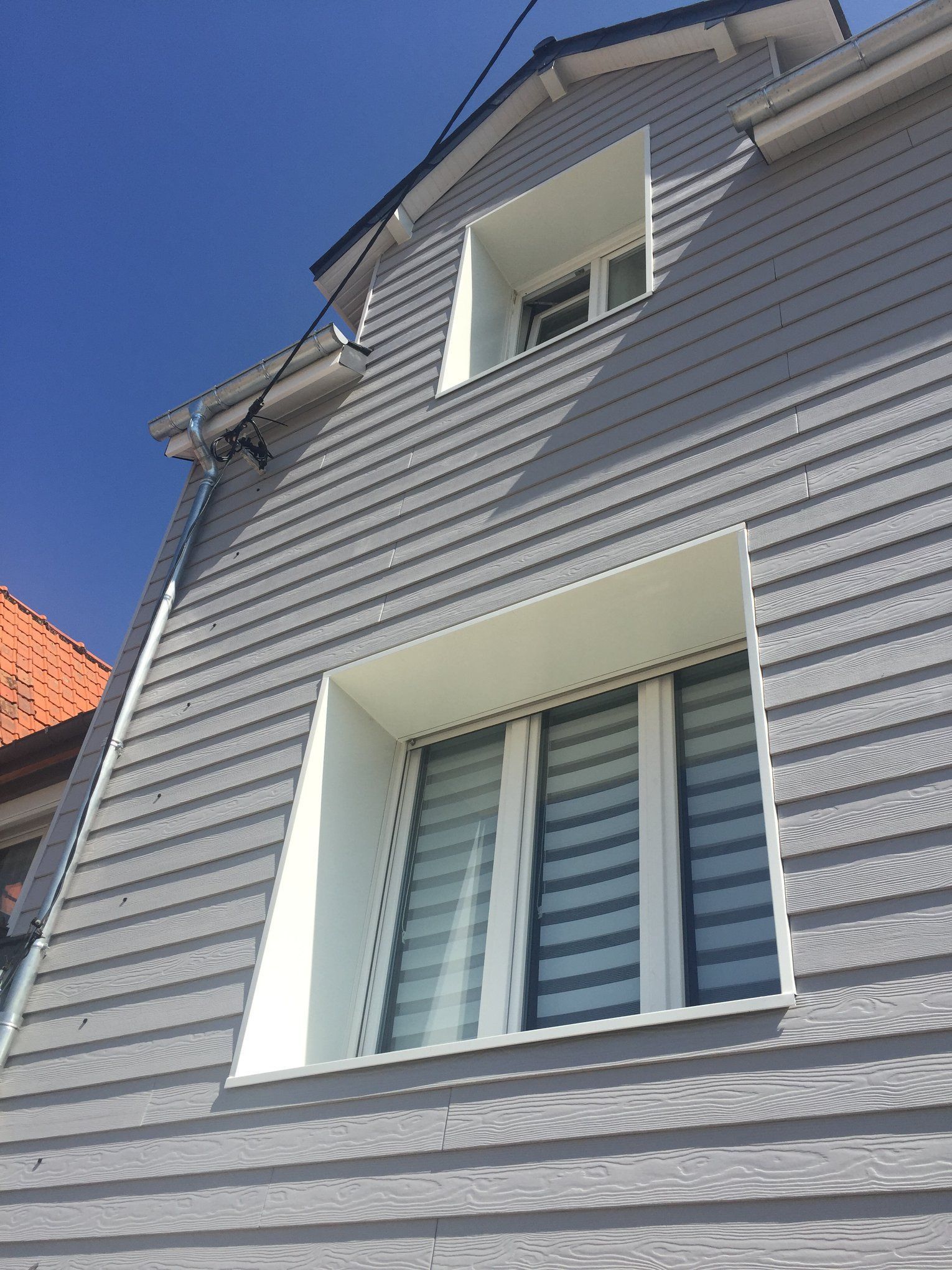 Bardage en bois gris d'une maison