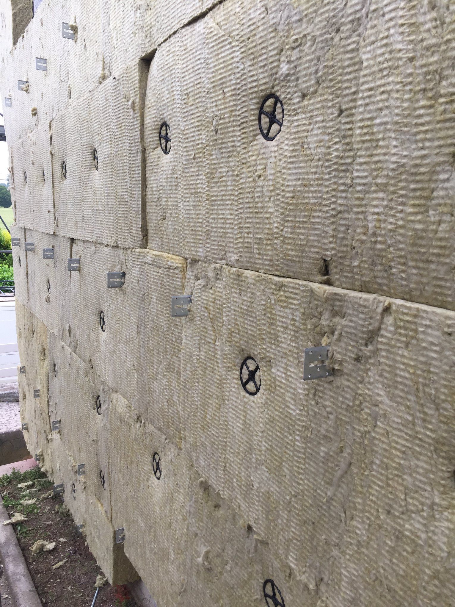 Couche de panneaux isolants sur un mur extérieur