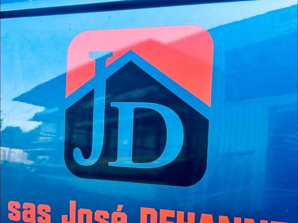 Logo de l'entreprise floqué sur une porte de véhicule