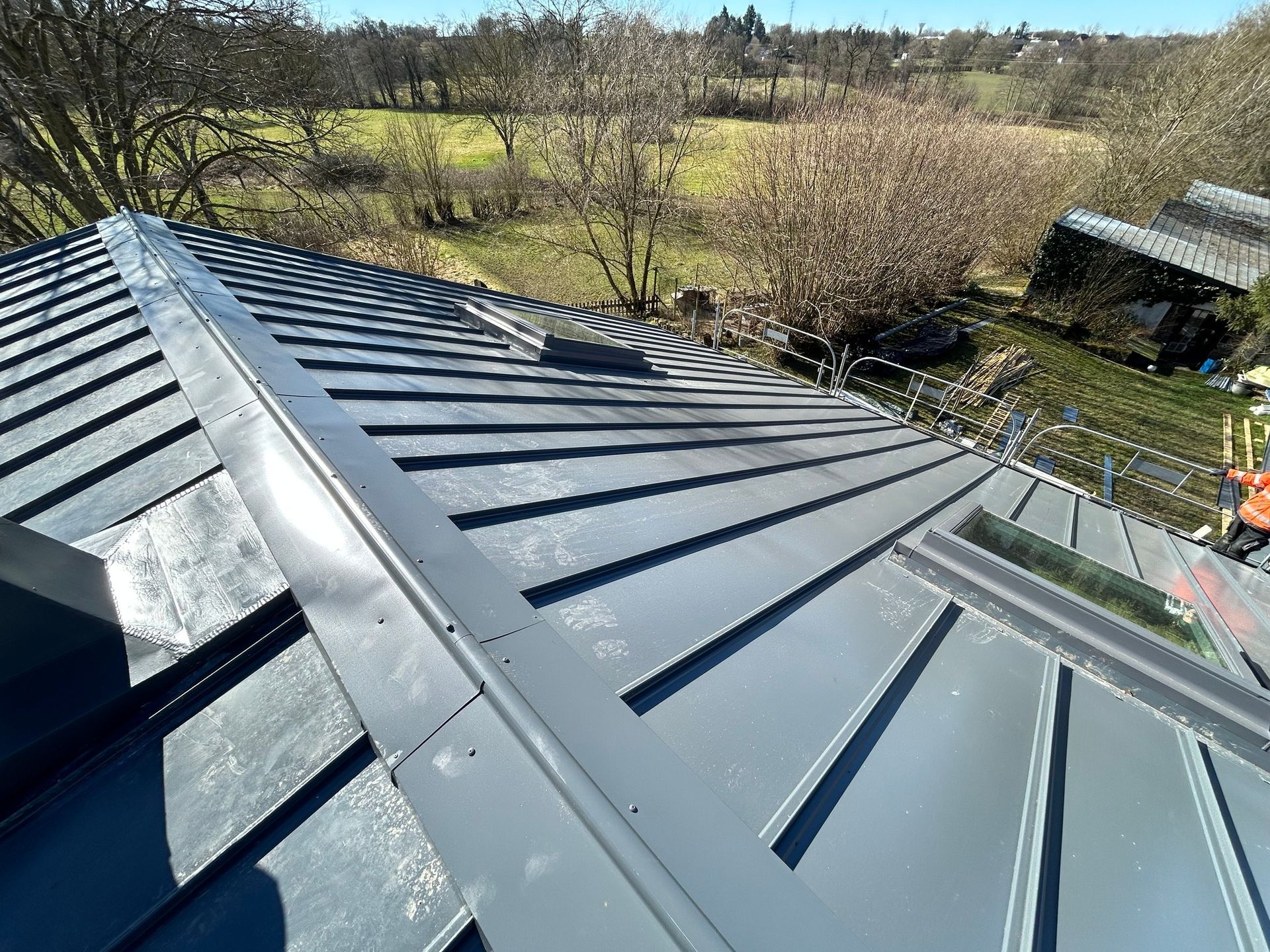 Toit en bac acier avec des Velux