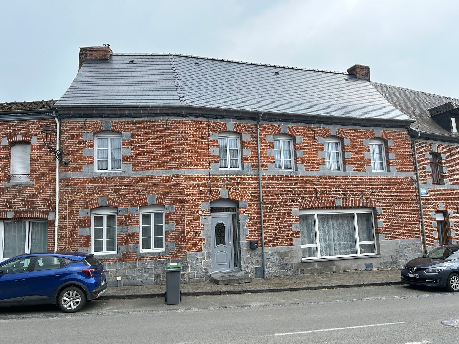 Toiture d'une maison en brique rénovée