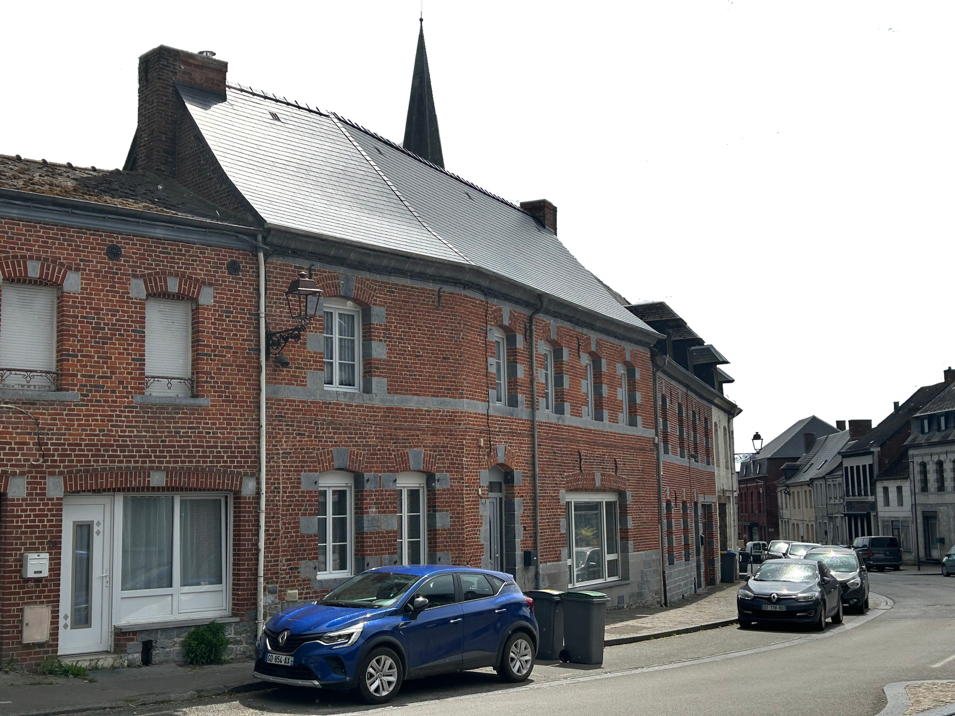 Maison de ville avec toit en ardoise