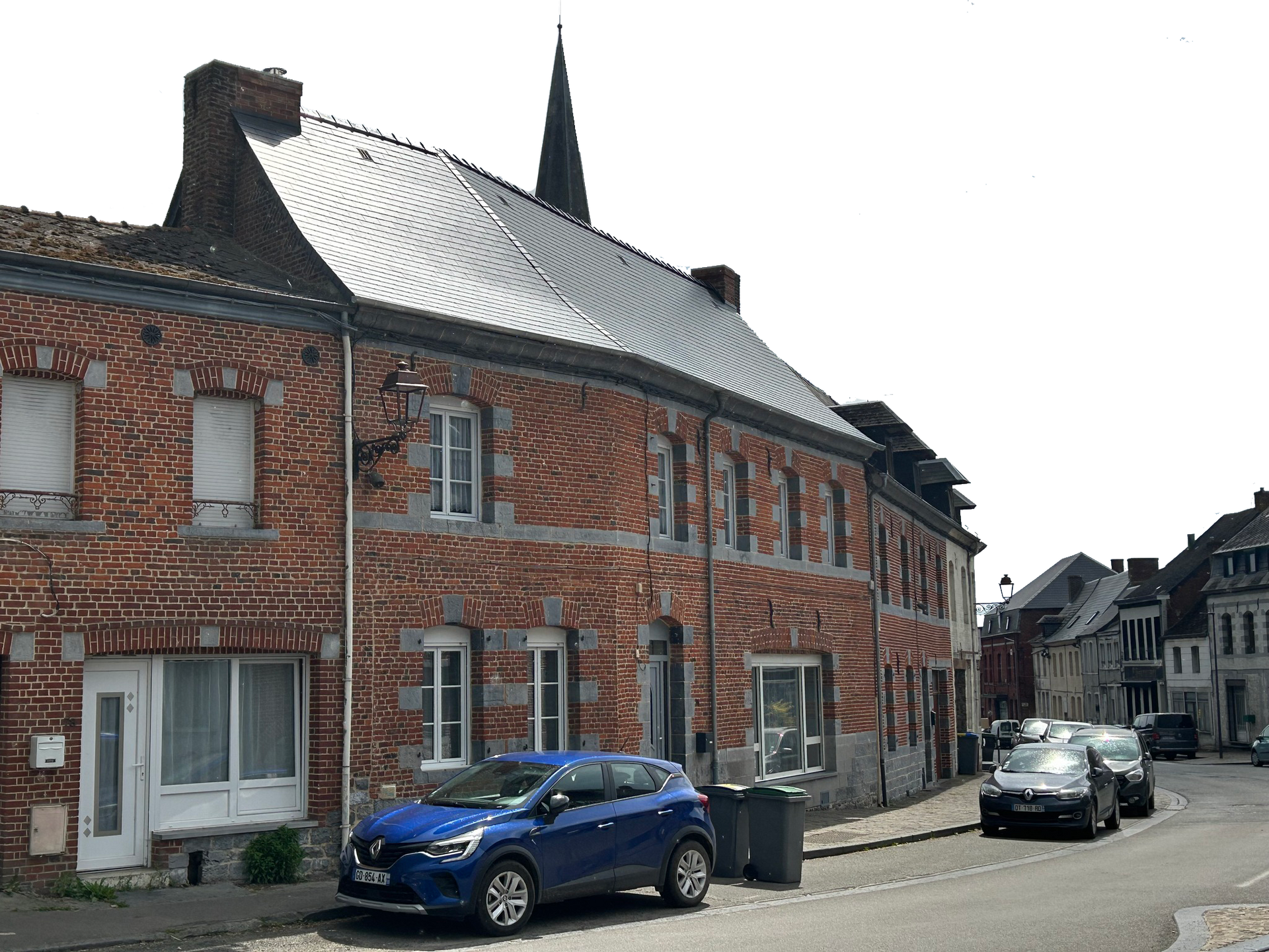 Maison de ville au toit en ardoise