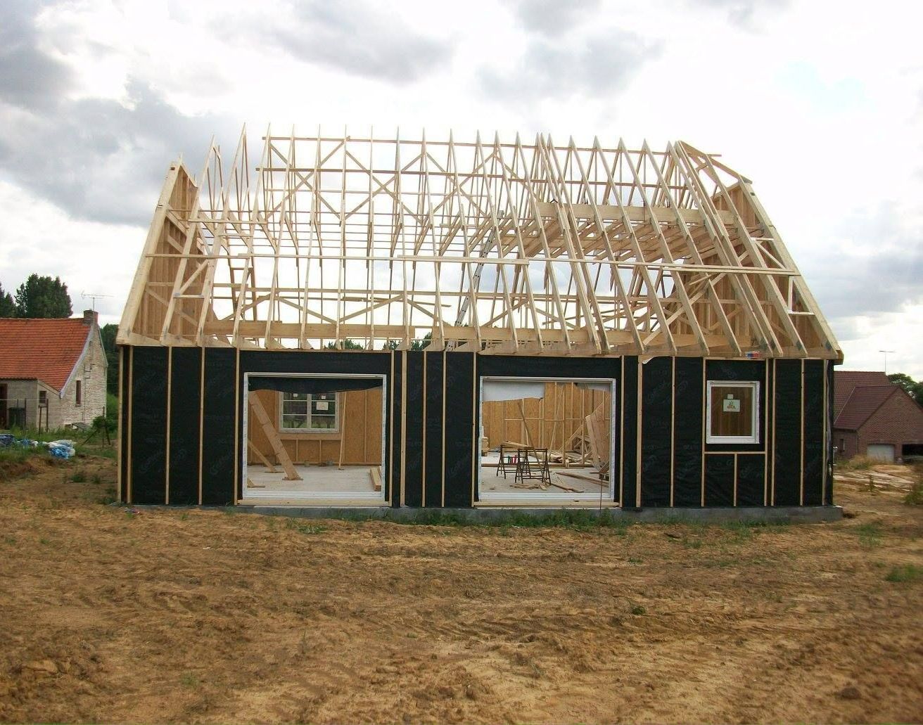 Pose de charpente d'une maison à ossature en bois