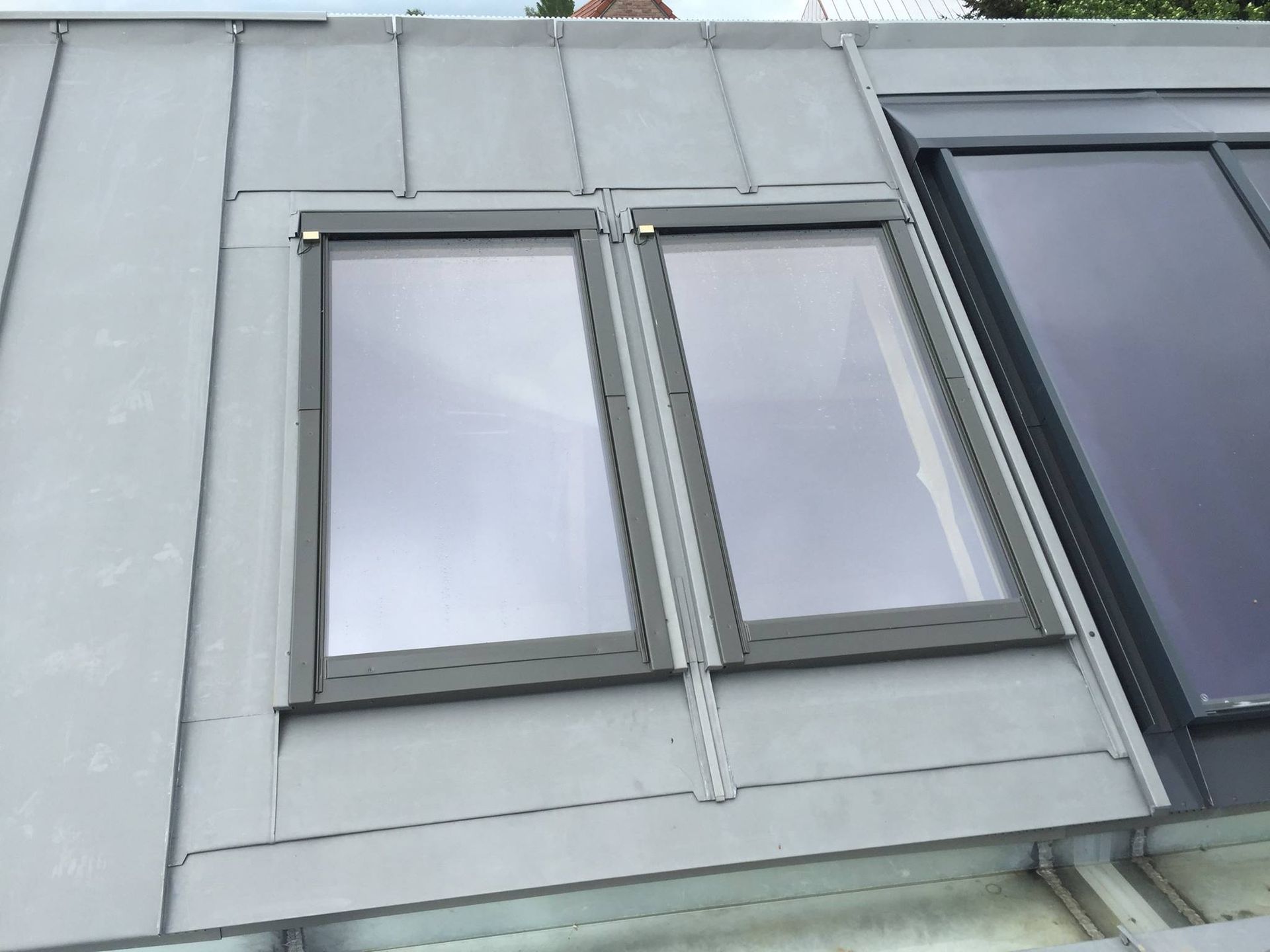 Deux fenêtres sur un toit en bac acier