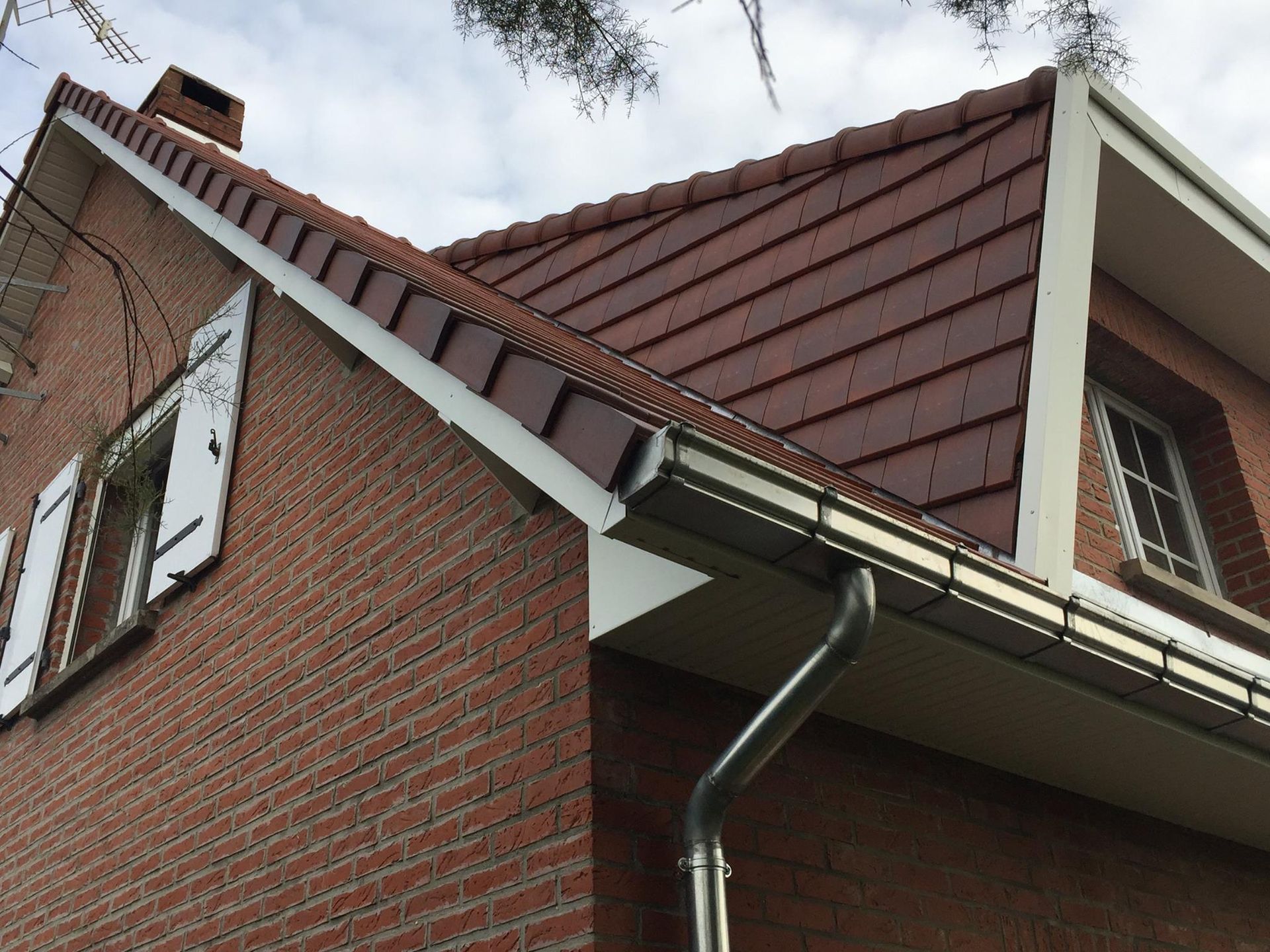 Gouttière en zinc et toiture à tuiles plates