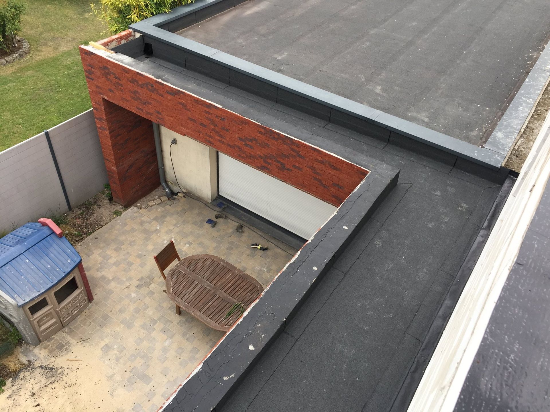 Toit-terrasse étanchéifié d'une maison moderne