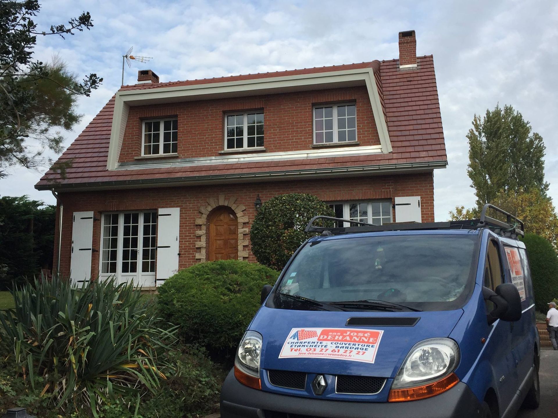 Camionnette de l'entreprise devant une maison