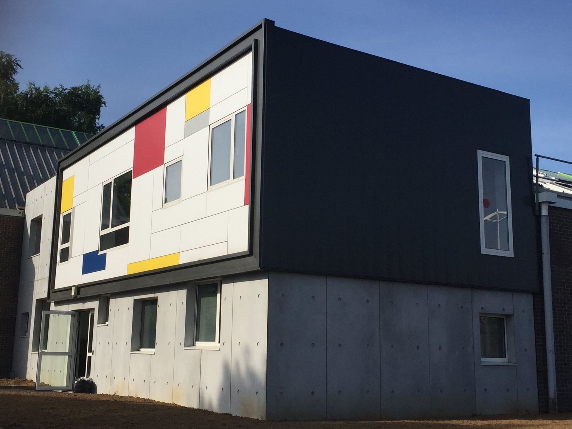 Bardage métallique de plusieures couleurs d'un bâtiment