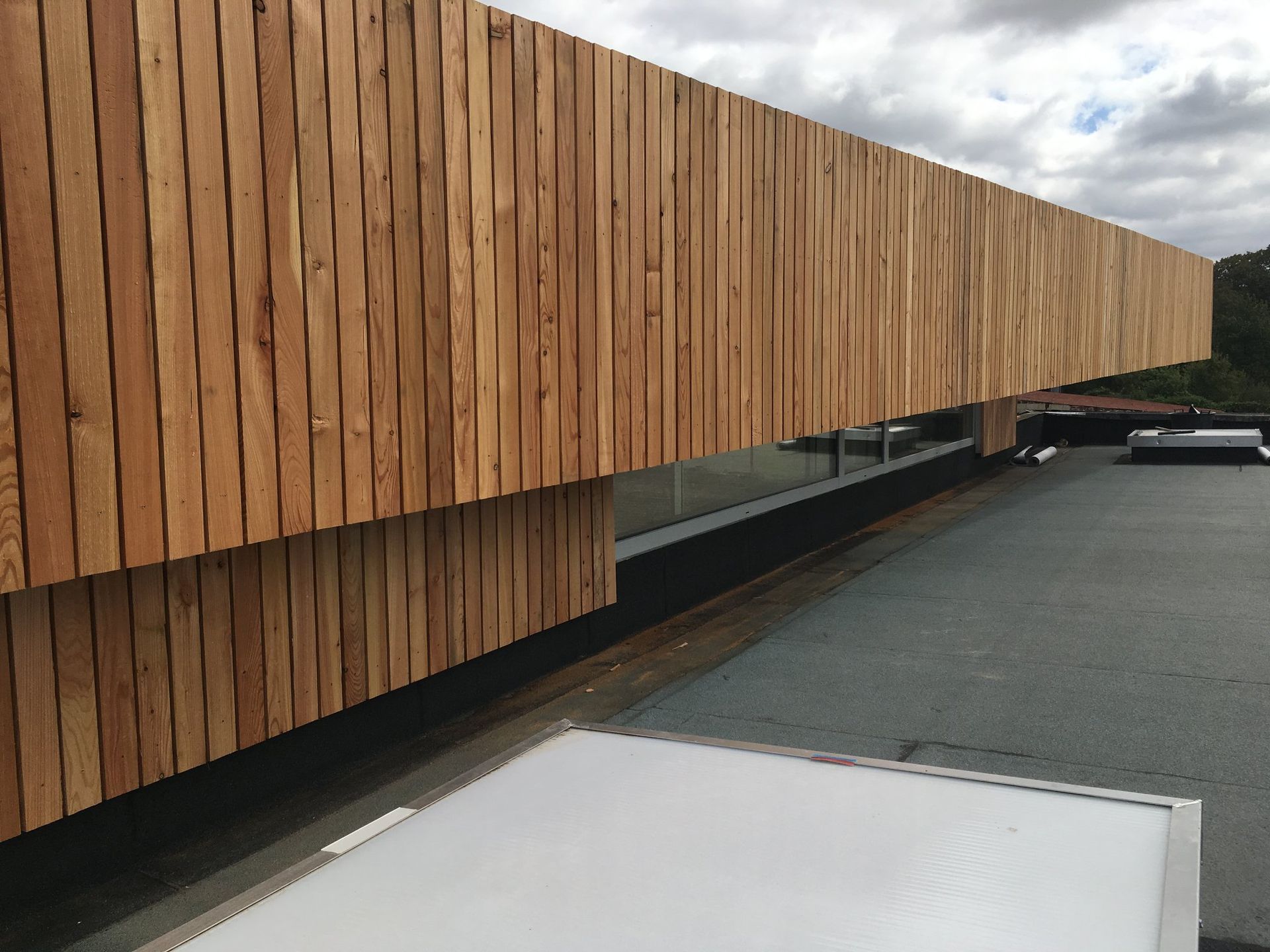 Bardage en bois d'un long bâtiment