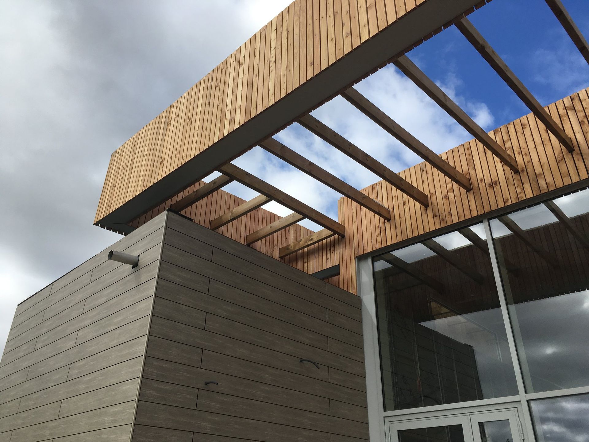 Bardage mixte d'un bâtiment