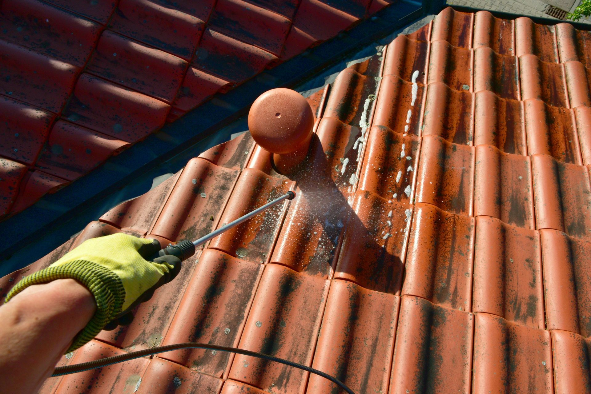 Pulvérisation de traitement hydrofuge sur un toit