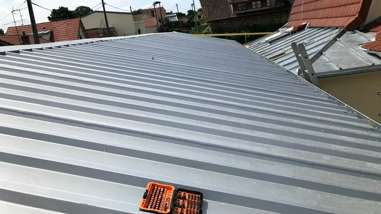 Outils posés sur une toiture en bac acier