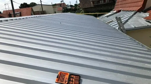 Outils posés sur une toiture en bac acier