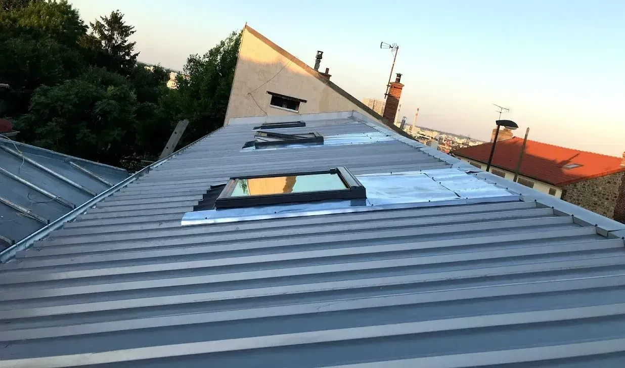 Fenêtre de toit sur un toit en bac acier