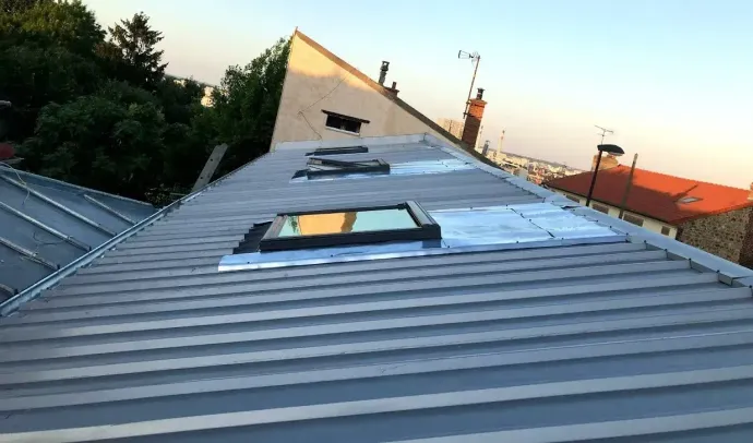 Fenêtre de toit sur un toit en bac acier