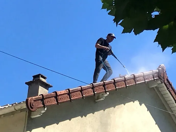 Nettoyage à haute pression d'une toiture