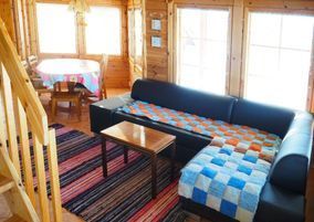 Sohva mökin olohuoneessa