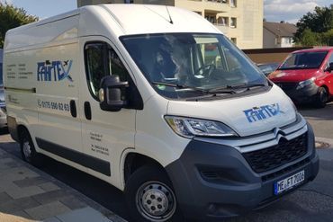 FahrTex Weißer Transporter mit Aufschrift