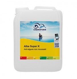 Bidon blanc étiqueté « Alba Super K », produit anti-algues jaune avec illustration de la mer et d'un nageur