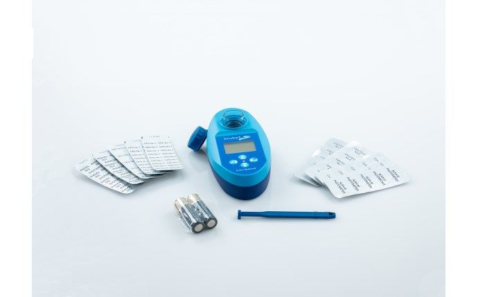 Lecteur de glycémie bleu avec bandelettes de test, lancettes et autopiqueur sur fond blanc