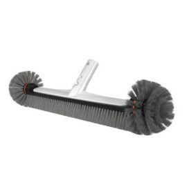 Brosse pour piscine rotative grise à manche blanc sur fond blanc