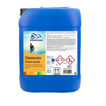 Contenant bleu de chlore liquide Chemochlor avec étiquettes de danger sur le devant