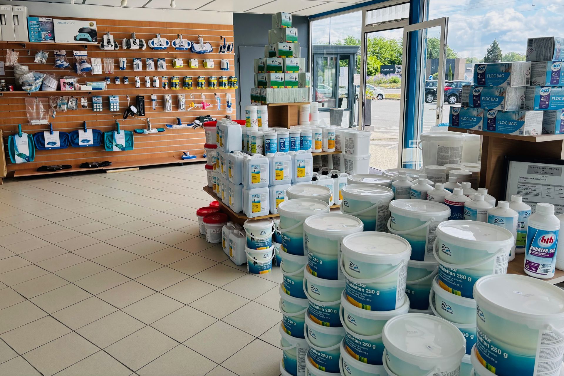 Les produits du magasin Piscines Entretien Nettoyage vus de l'intérieur