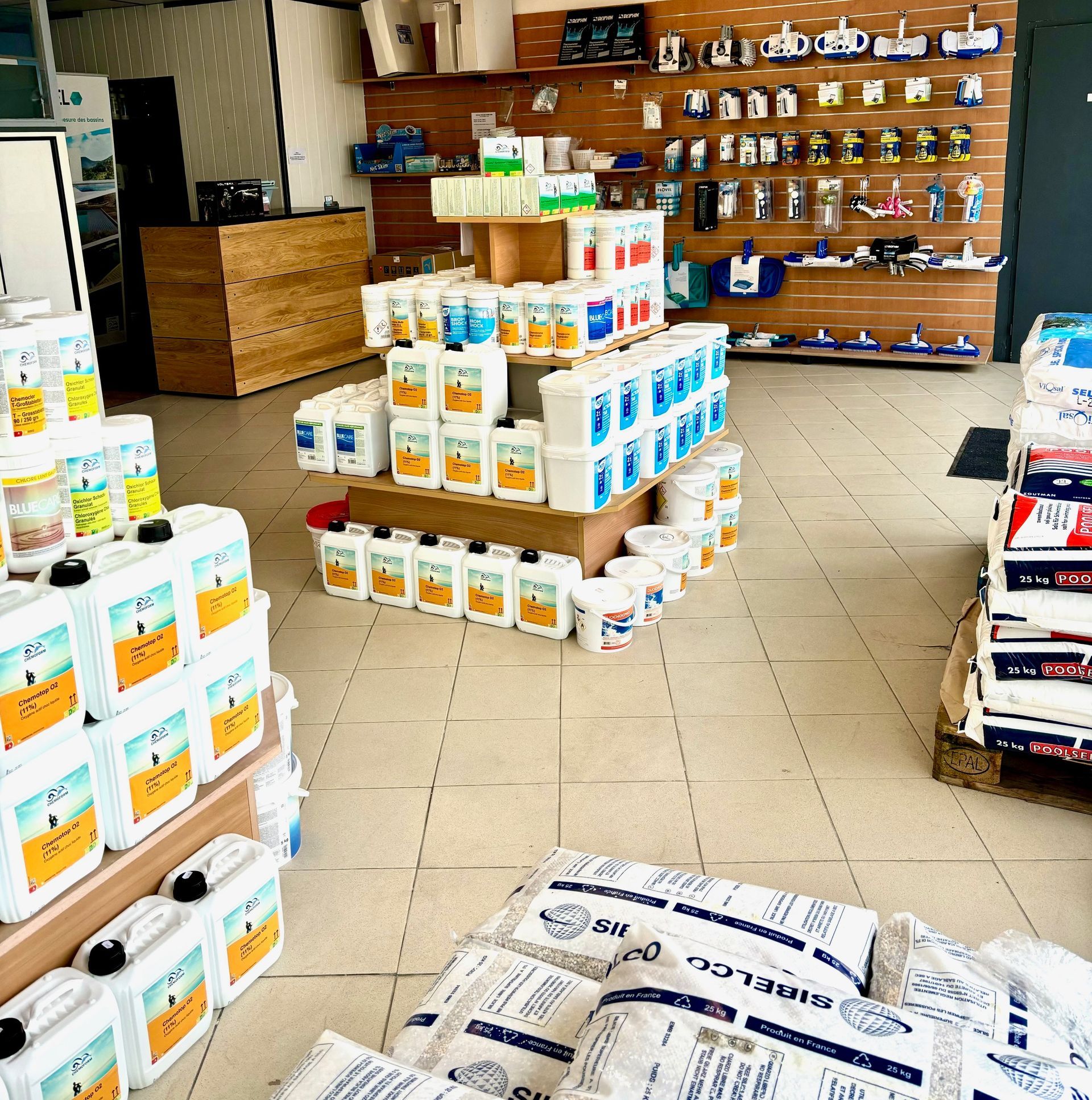 Produits exposés dans le magasin Piscines Entretien Nettoyage