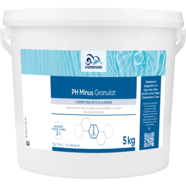 Seau blanc de produit chimique granulaire pour piscine Chemform pH-Plus avec étiquette bleue, posé sur une surface en bois.