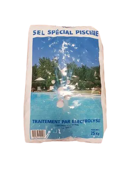 Sachet de sel pour piscine étiqueté « Sel spécial piscine » avec une scène de piscine sur emballage bleu