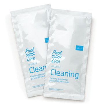 Deux paquets de lingettes nettoyantes Pool Line blanches avec étiquettes bleues sur fond blanc