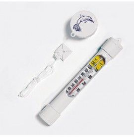 Thermomètre électronique en plastique blanc et accessoires sur fond blanc
