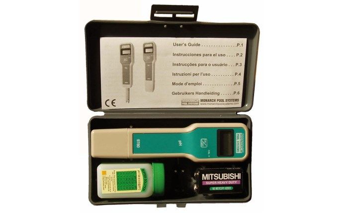 Étui ouvert contenant un testeur numérique vert et noir, deux sondes et une carte d'instructions.