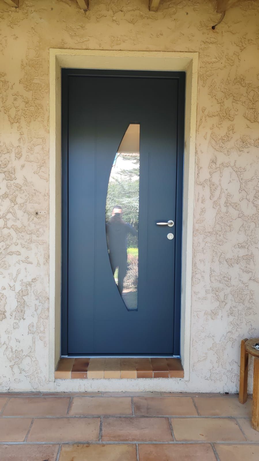 Porte d'entrée design avec insert vitré asymétrique