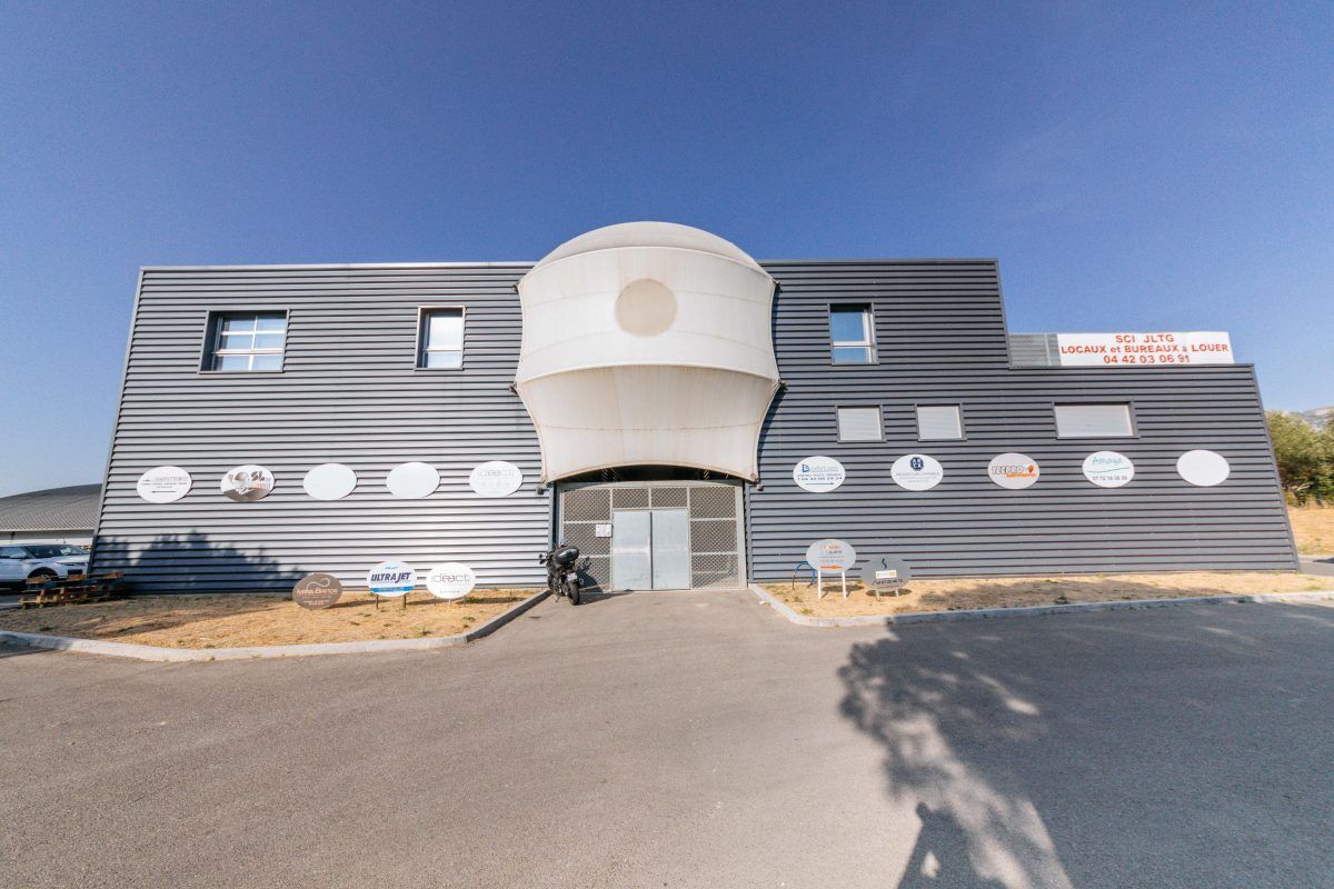 Bâtiment industriel qui correspond aux locaux de Confort et Clarté