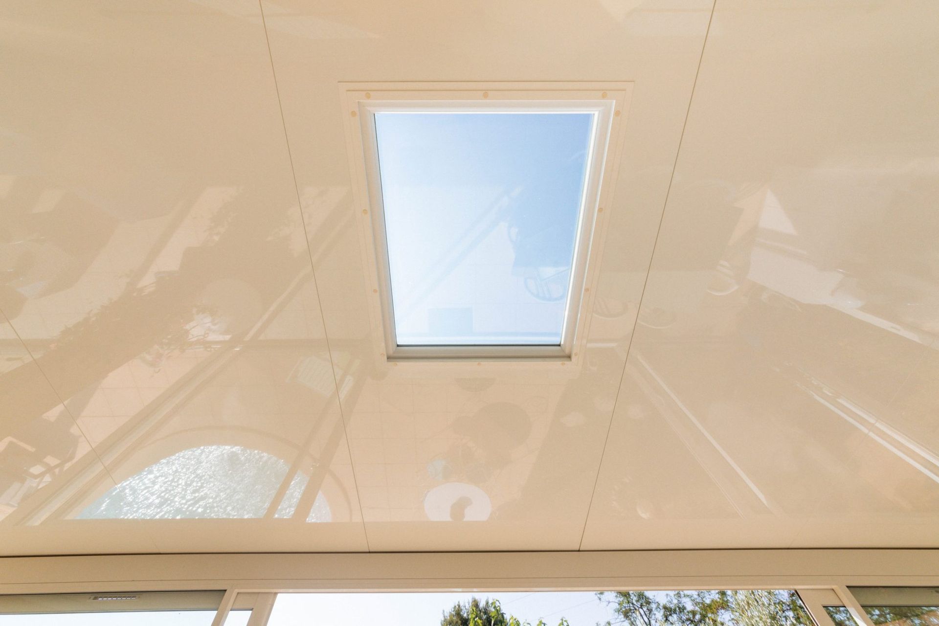 Fenêtre de toit dans une véranda donnant une vue sur le ciel