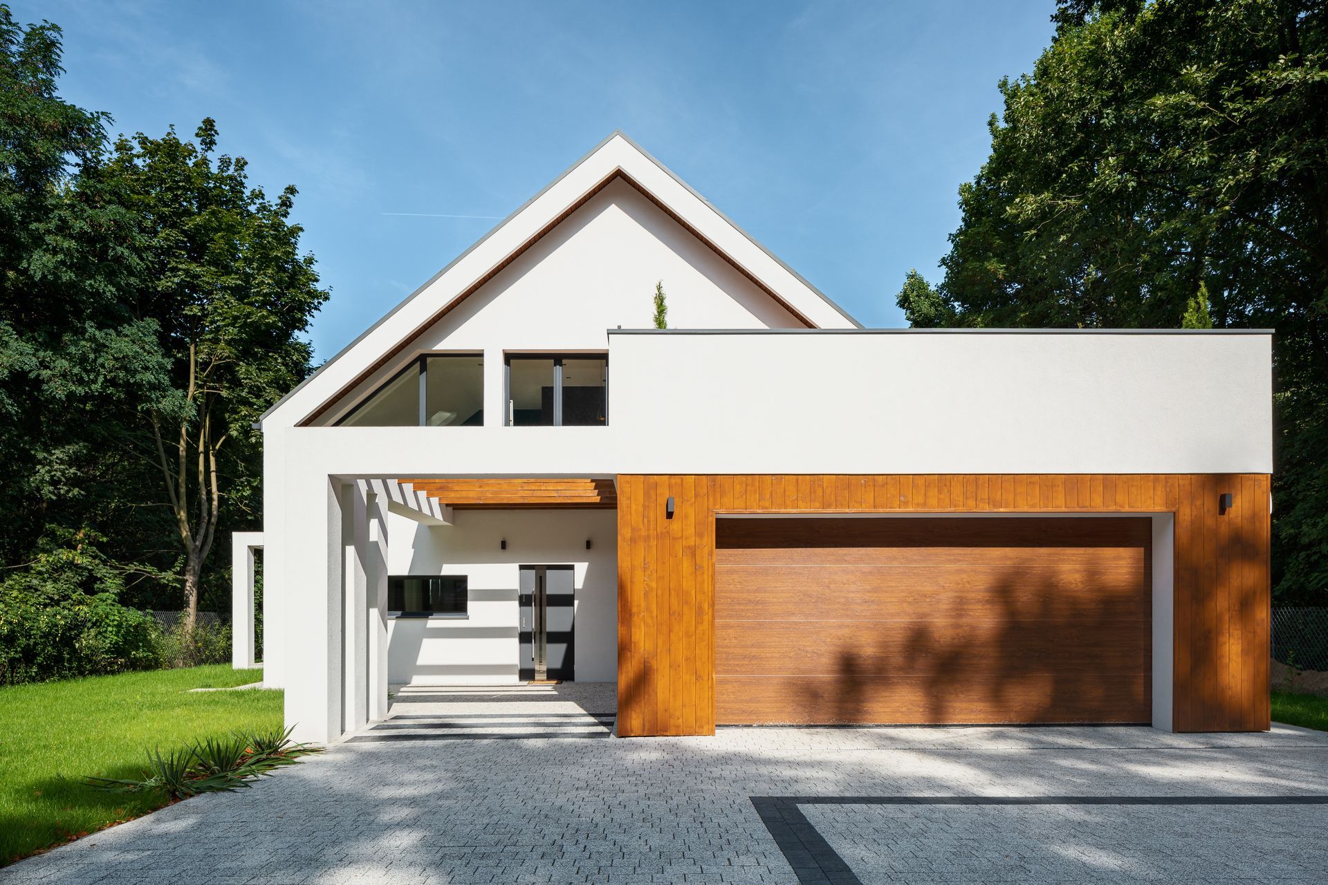 Maison moderne avec une porte de garage sectionnelle de couleur bois