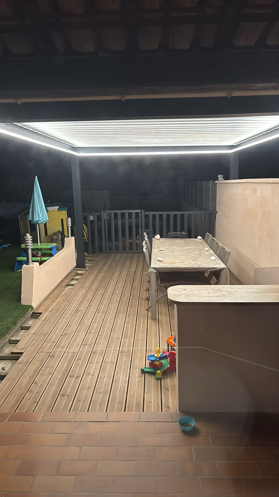 Terrasse en bois avec pergola et mobilier