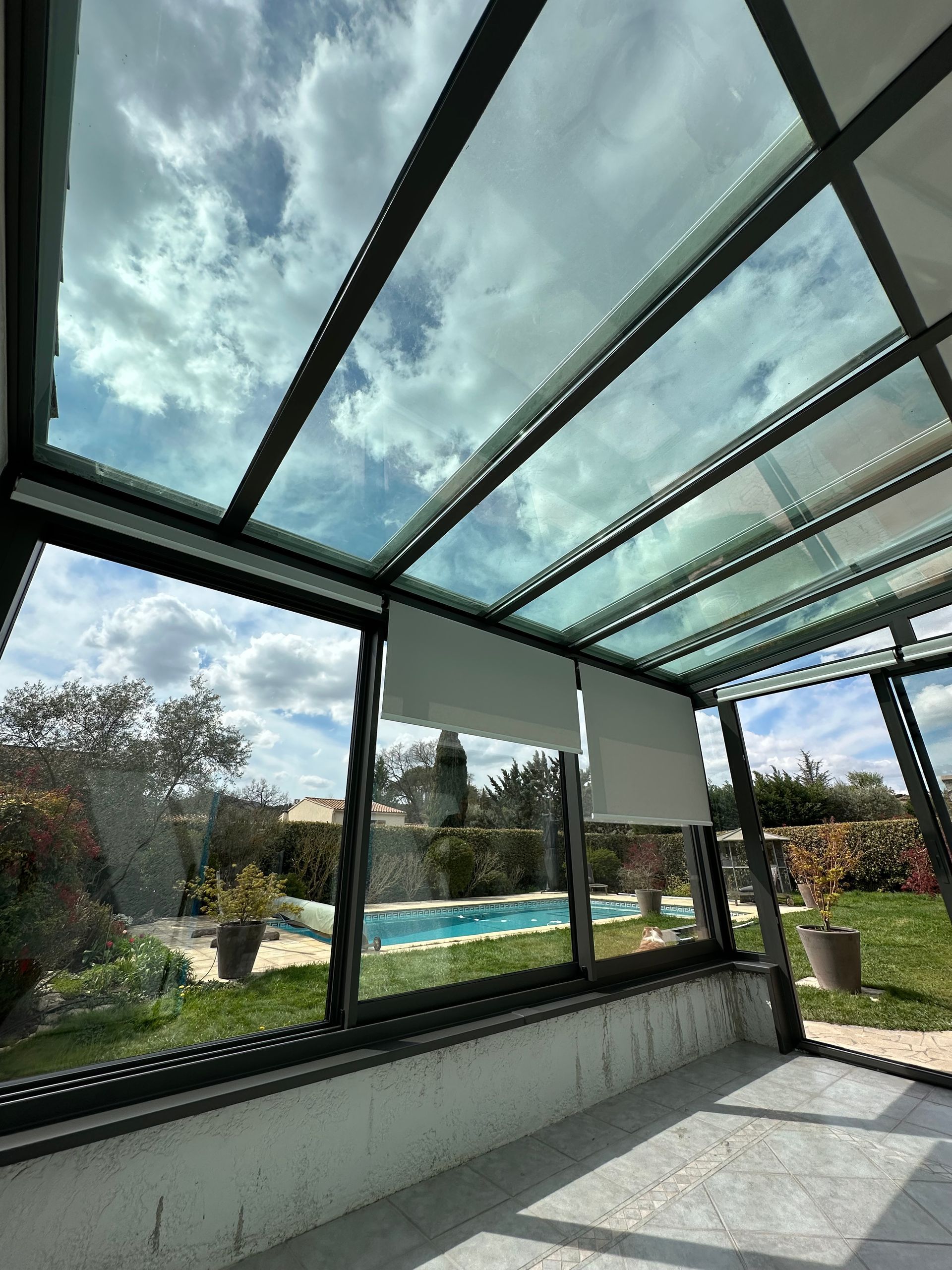 Véranda vitrée avec vue sur végétation