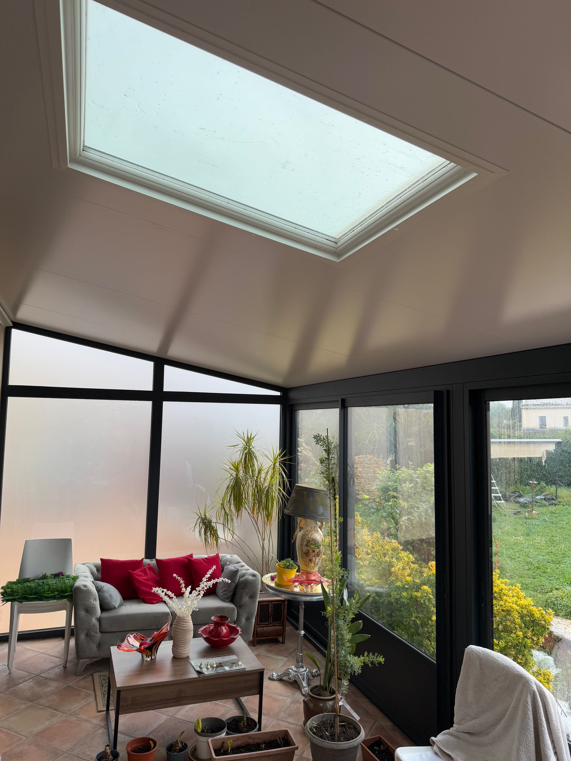 Véranda lumineuse avec vue sur un jardin