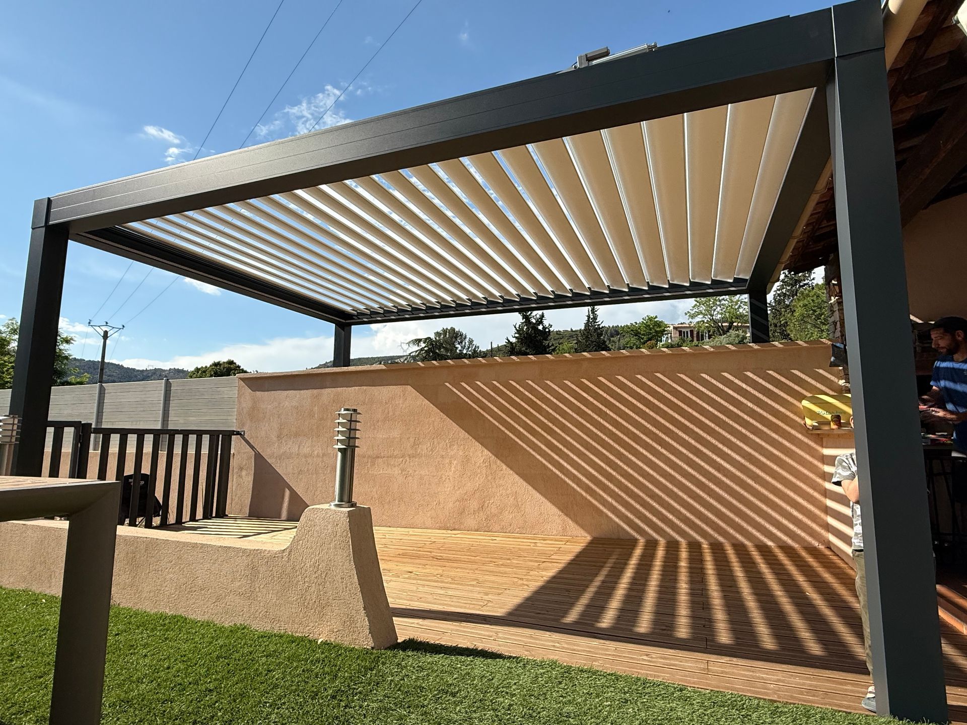 Pergola métallique avec structure en bois
