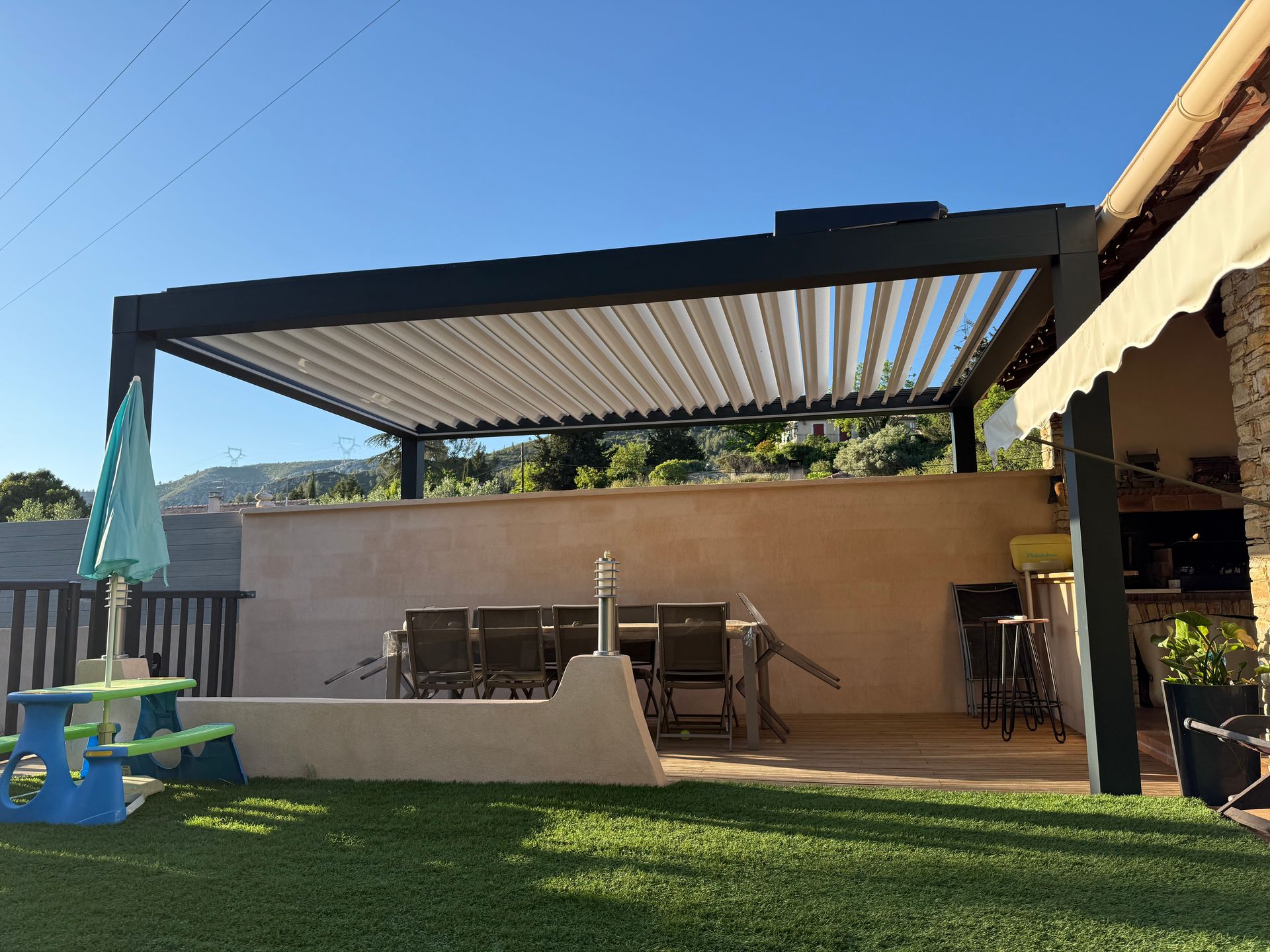 Pergola bioclimatique avec toiture ajustable
