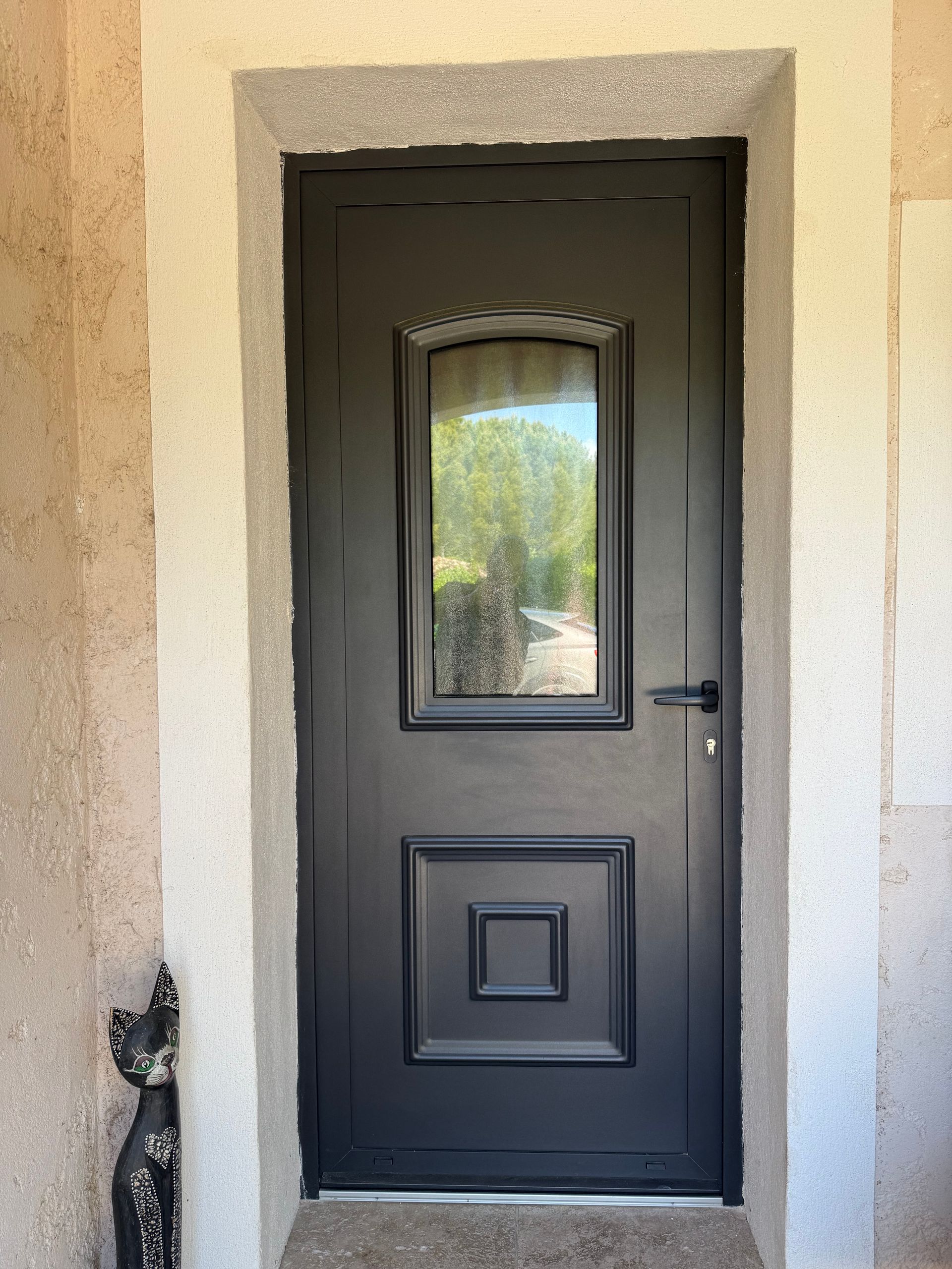 Porte d'entrée moderne avec fenêtre latérale