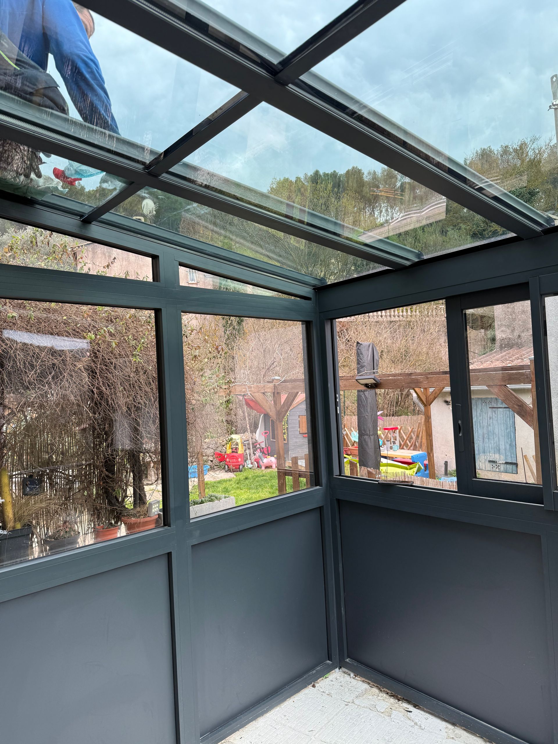 Espace vitré d'extension donnant sur un jardin